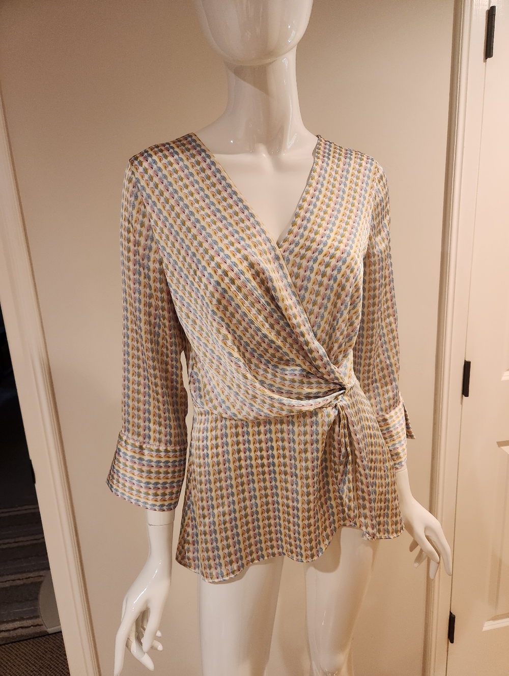 Vincw Camuto Wrap-Front V-Neck Women's Blouse in Multi-Color Geometric Print